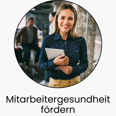 Lächelnde Frau hält ein Tablet, steht in einem modernen Büro.