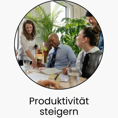 Ein Team in einem modernen Büro diskutiert, um die Produktivität zu steigern.