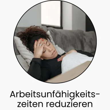 Frau liegt erschöpft auf der Couch und hält sich die Stirn.