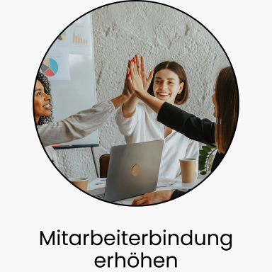 Drei Personen im Teammeeting machen einen High-Five.